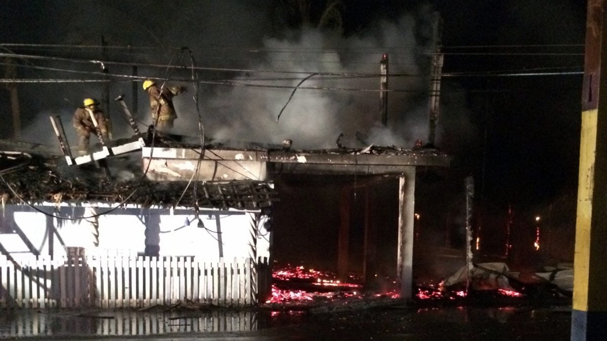 Das Feuer im Cabarete Beach Hostel bricht mitten in der Nacht aus.