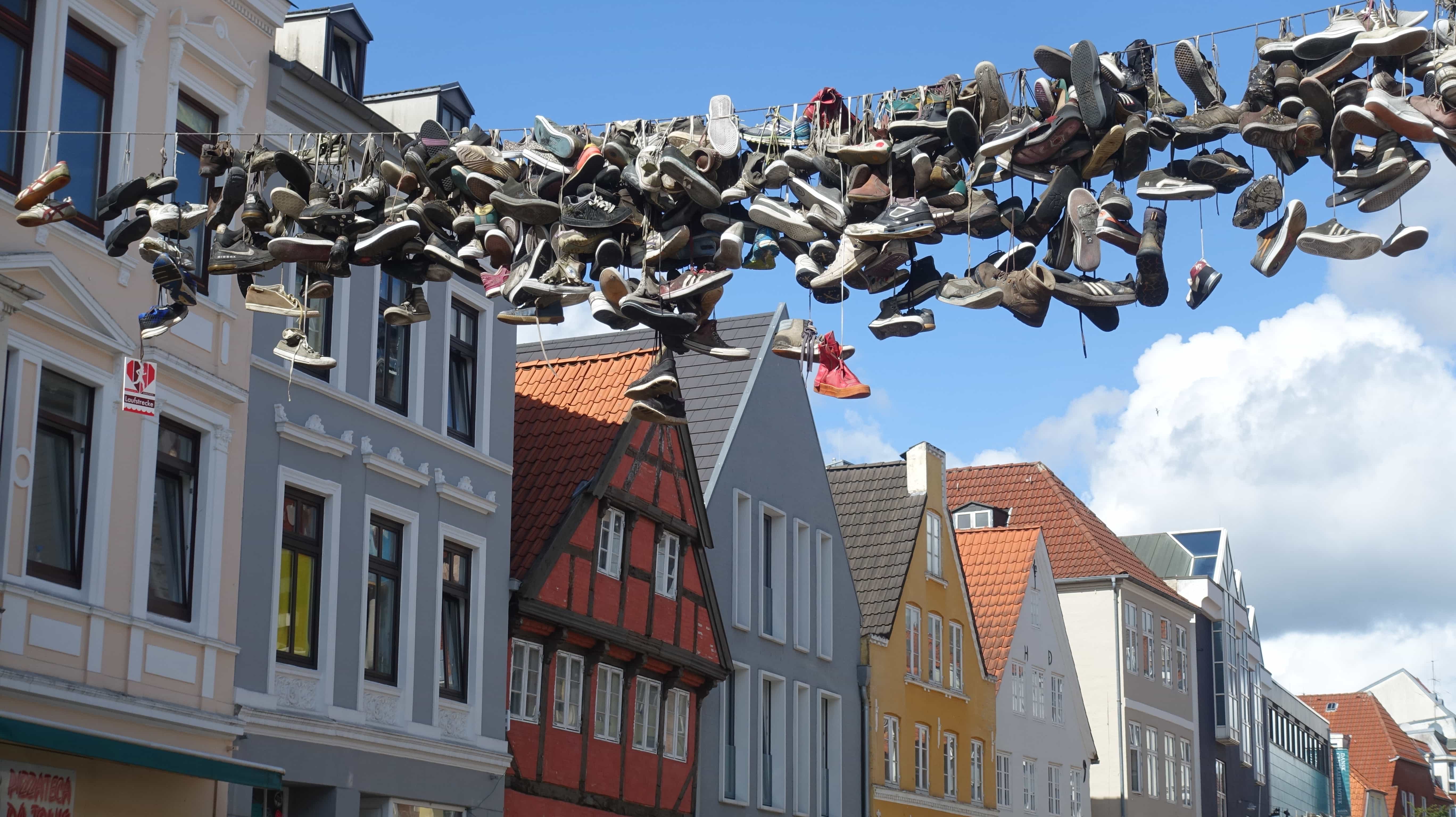 In der Flensburger Norderstraße hängen Schuhe an der Leine