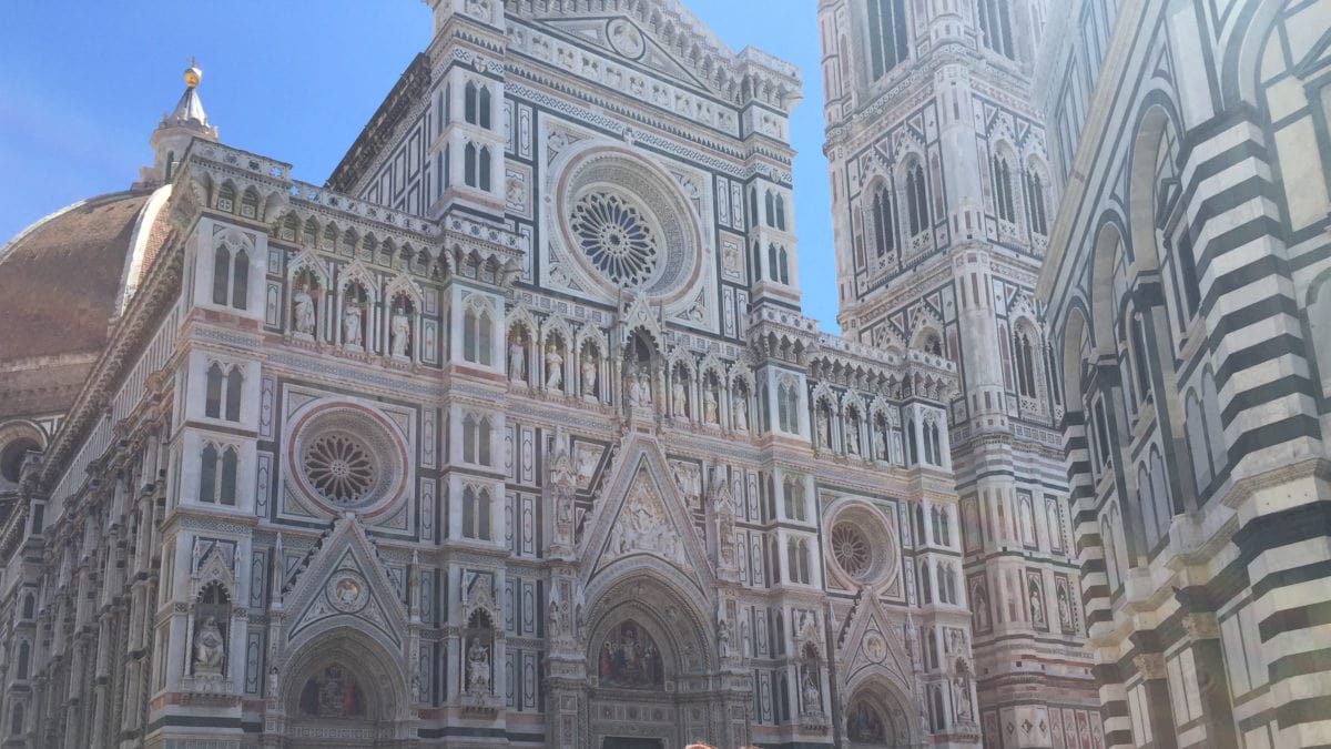 Im Zentrum von Florenz ragt die Kathedrale Santa Maria del Fiore in den Himmel.
