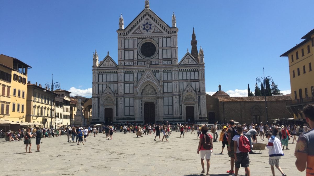 In der Franziskanerkirche Santa Croce in Florenz haben Machiavelli, Michelangelo, Galileo und Rossini ihre Grabmäler.