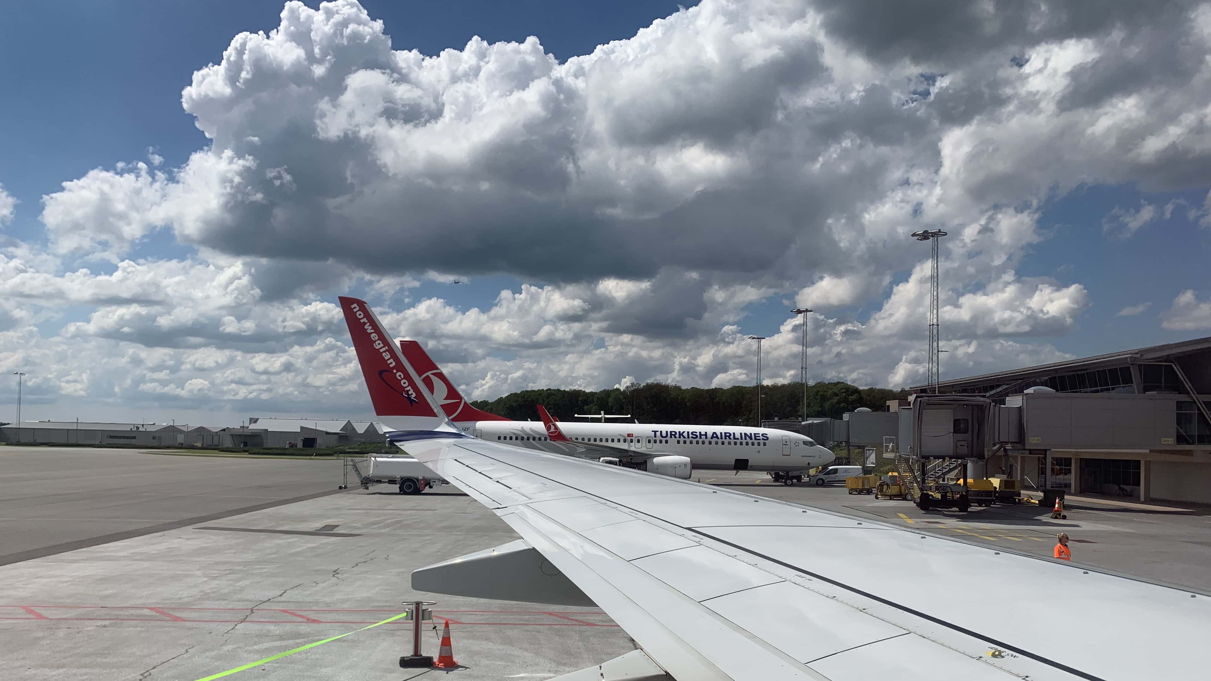 Kurz vor dem Start warten die Flugzeuge am Gate