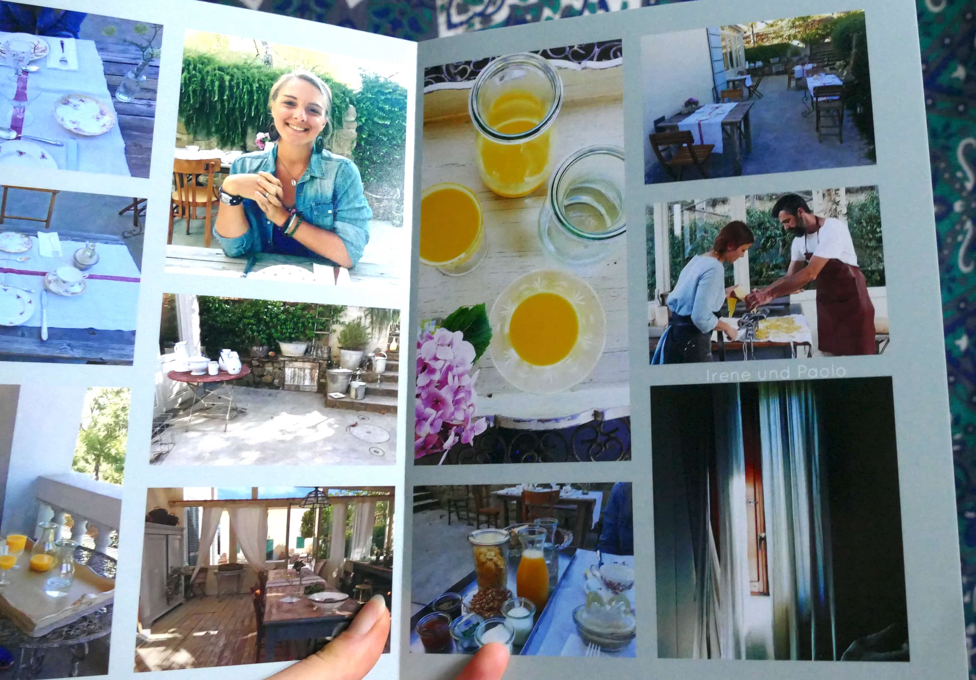 Julia zeigt ein gestaltetes Fotoalbum mit Bildern aus Italien