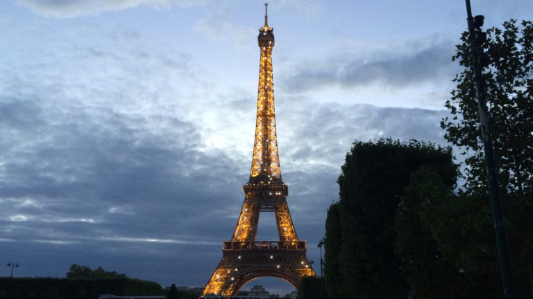 Der beleuchtete Eiffelturm von Paris in Frankreich in der Abendämmerung