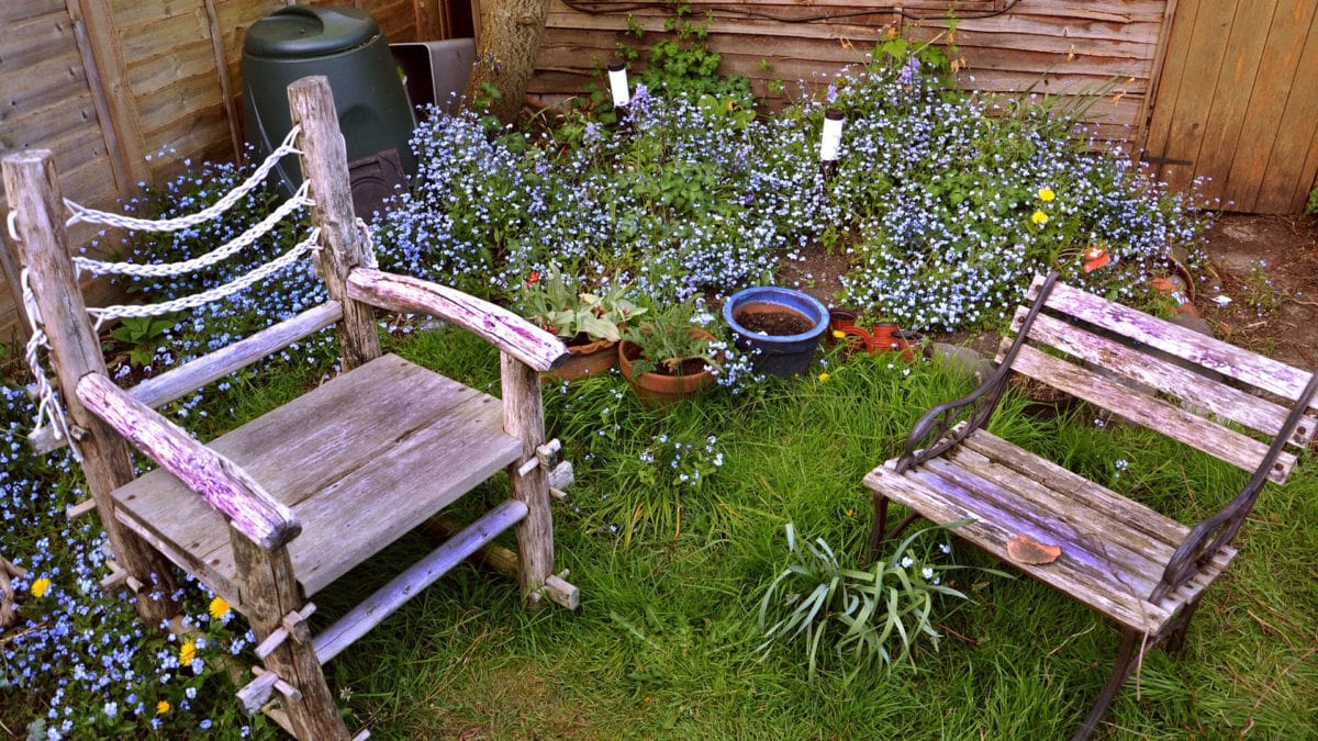 Wer nicht verreisen kann, macht es sich im Garten gemütlich oder pflanzt ein Blumenbeet an.