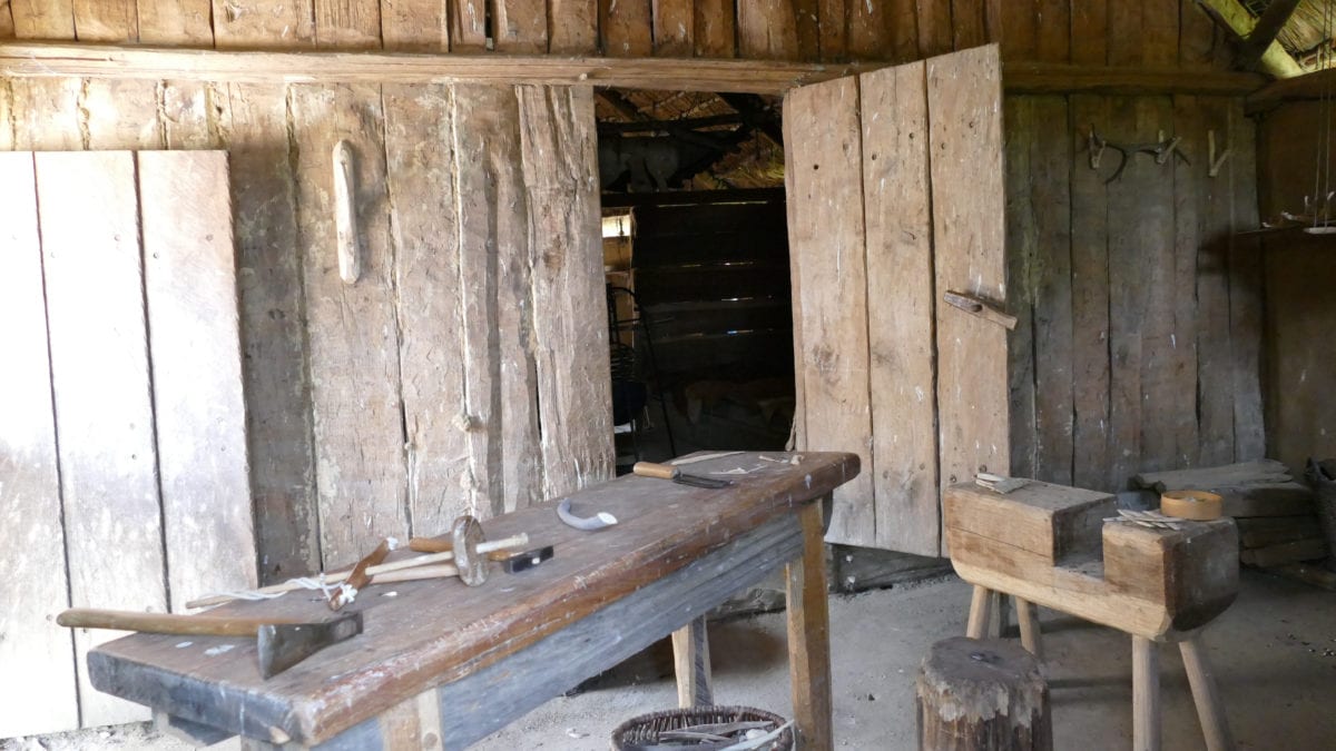 Holzwerkzeug und eine Werkbank im Haus des Holzhandwerkers in Haithabu