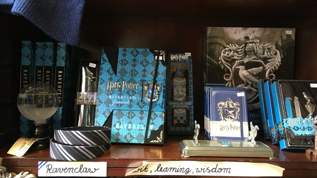 Geschenkartikel mit Ravenclaw-Logos aus einem Harry Potter Shop