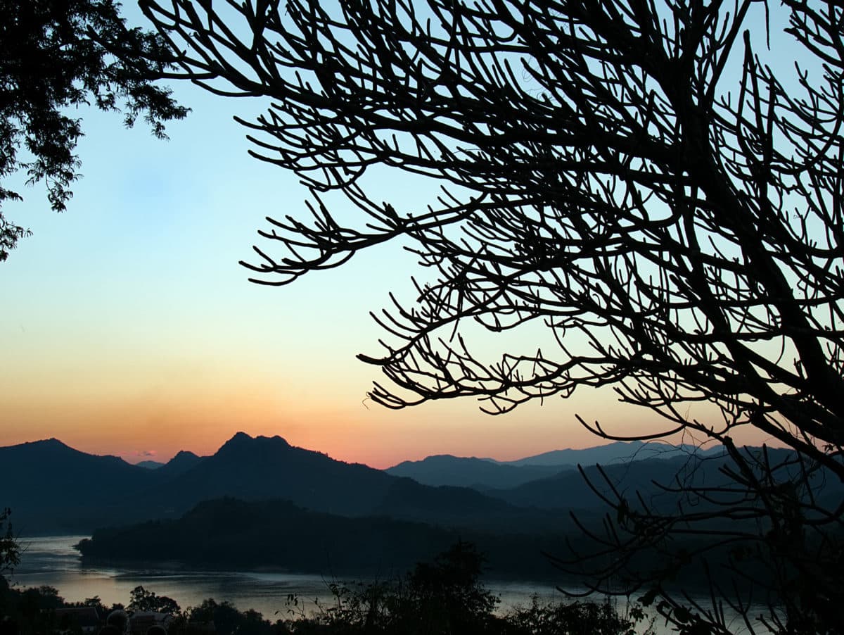 Sonnenschein über den Hügeln von Laos