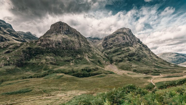 Die Highlands von Schottland mit einem wolkenverhangenen Himmel