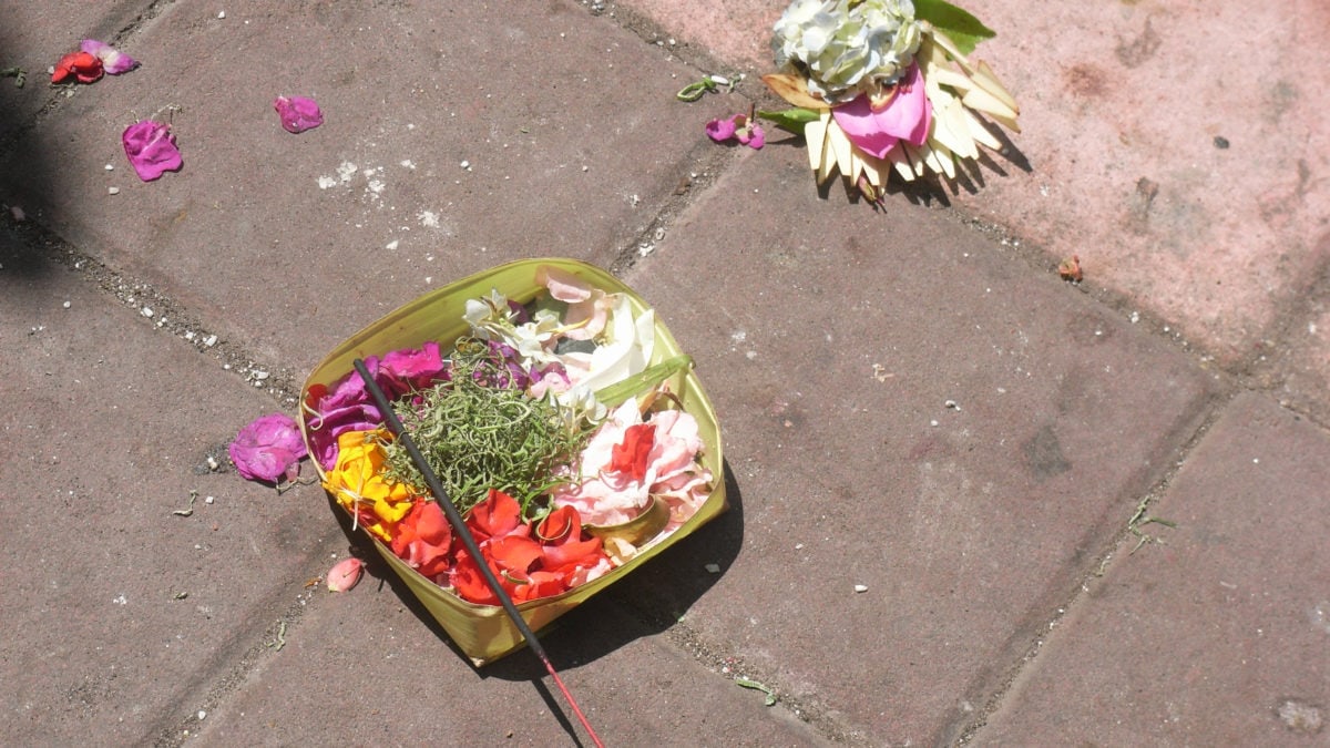 Auch die Gabe von Blumen, Münzen oder Räucherwerk ist eine Form, die uns Achtsamkeit lehren kann und im Yoga wertgeschätzt wird, wenn sie dem Zweck dient, uns und unseren Lehrern Wertschätzung entgegen zu bringen.