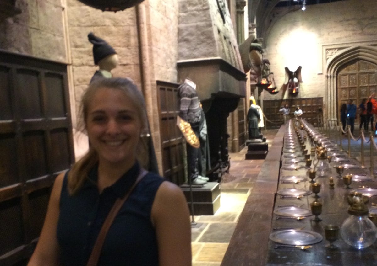Julia in der Großen Halle in Hogwarts