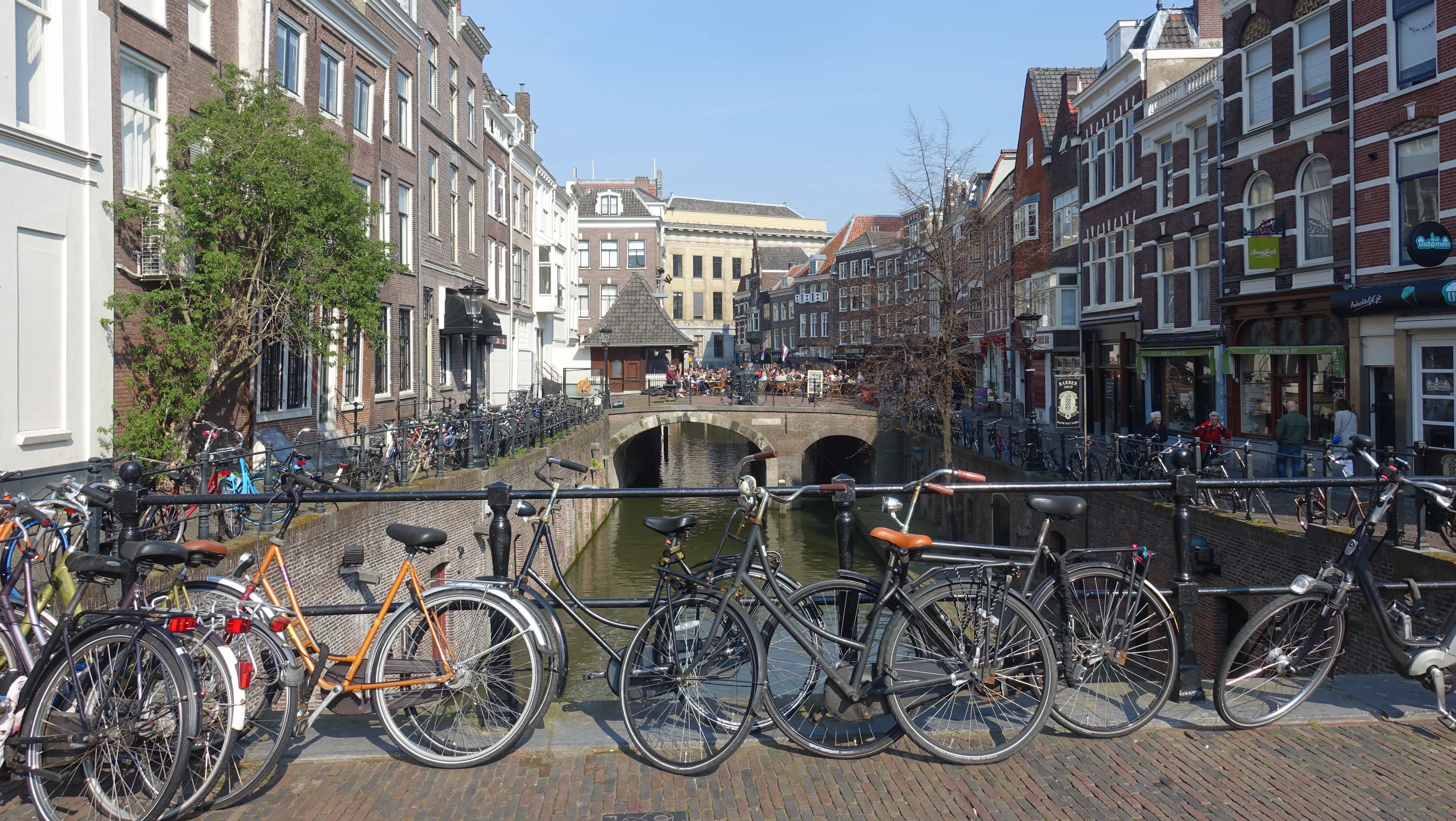 Fahrräder an der Gracht in Utrecht in Holland