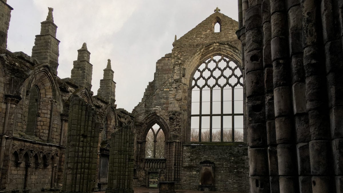 Die Holyrood Abbey neben dem Palace of Holyrood House