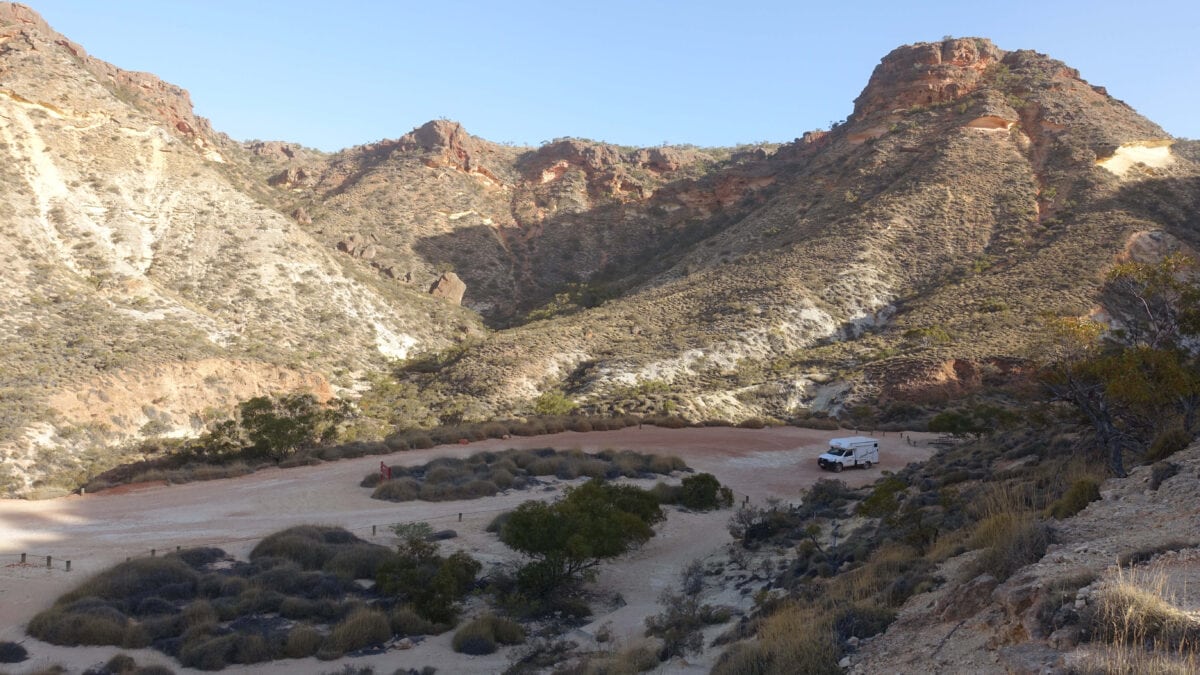 Unser Campervan von Apollo inmitten der Hügel von Learmonth