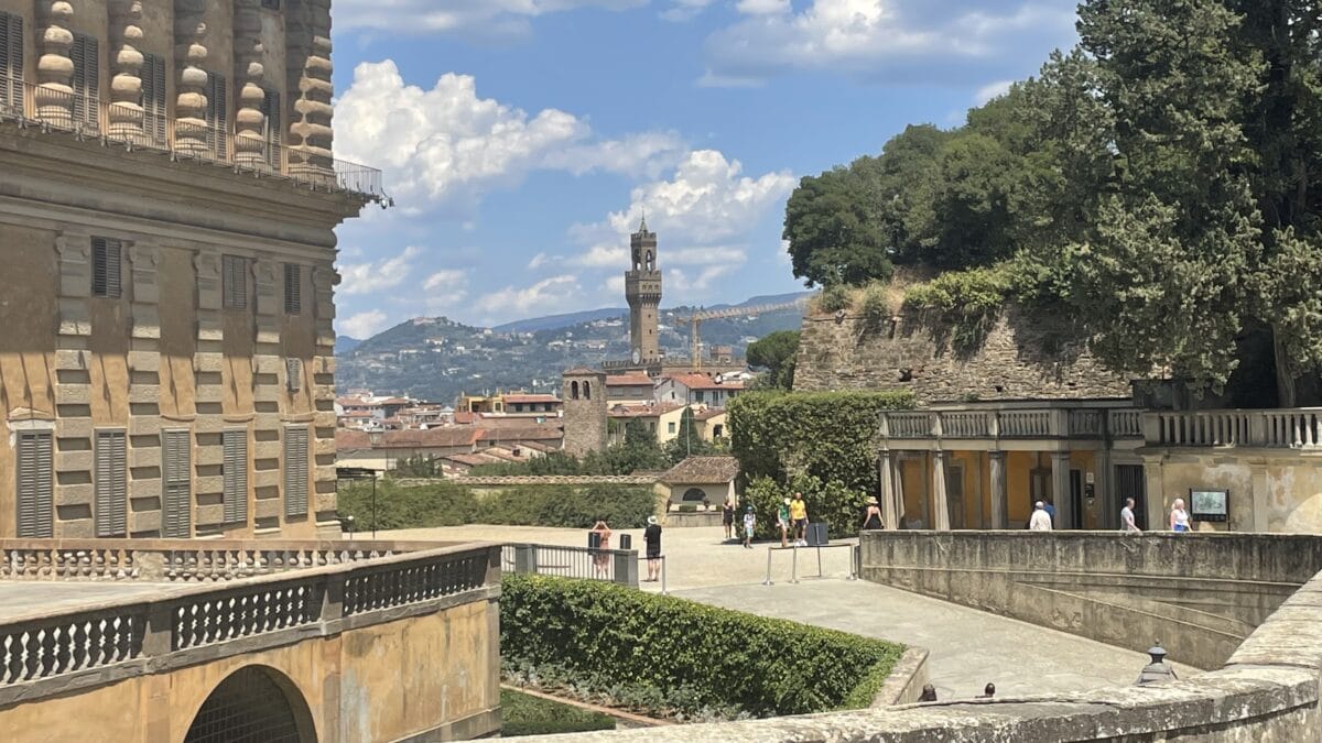 Seitenansicht vom Palazzo Pitti im Boboli-Garten in Florenz mit Florenz-Skyline im Hintergrund 