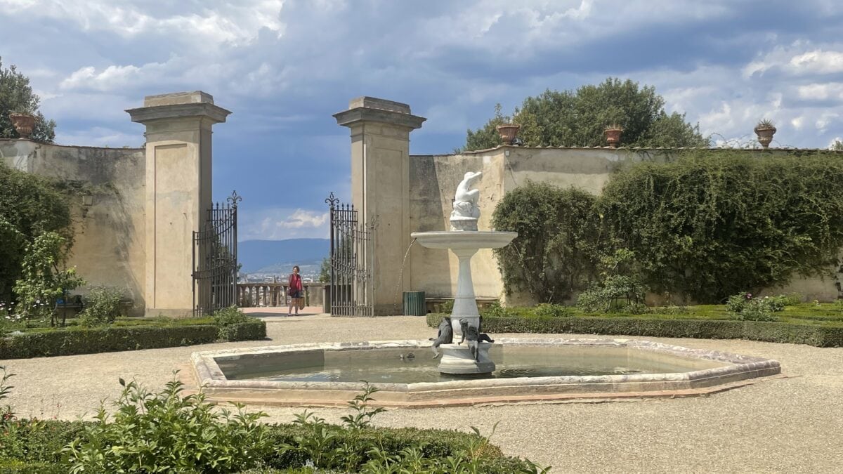 Ein Brunnen im Boboli-Garten in Florenz mit einem Aussichtspunkt auf dem Hügel