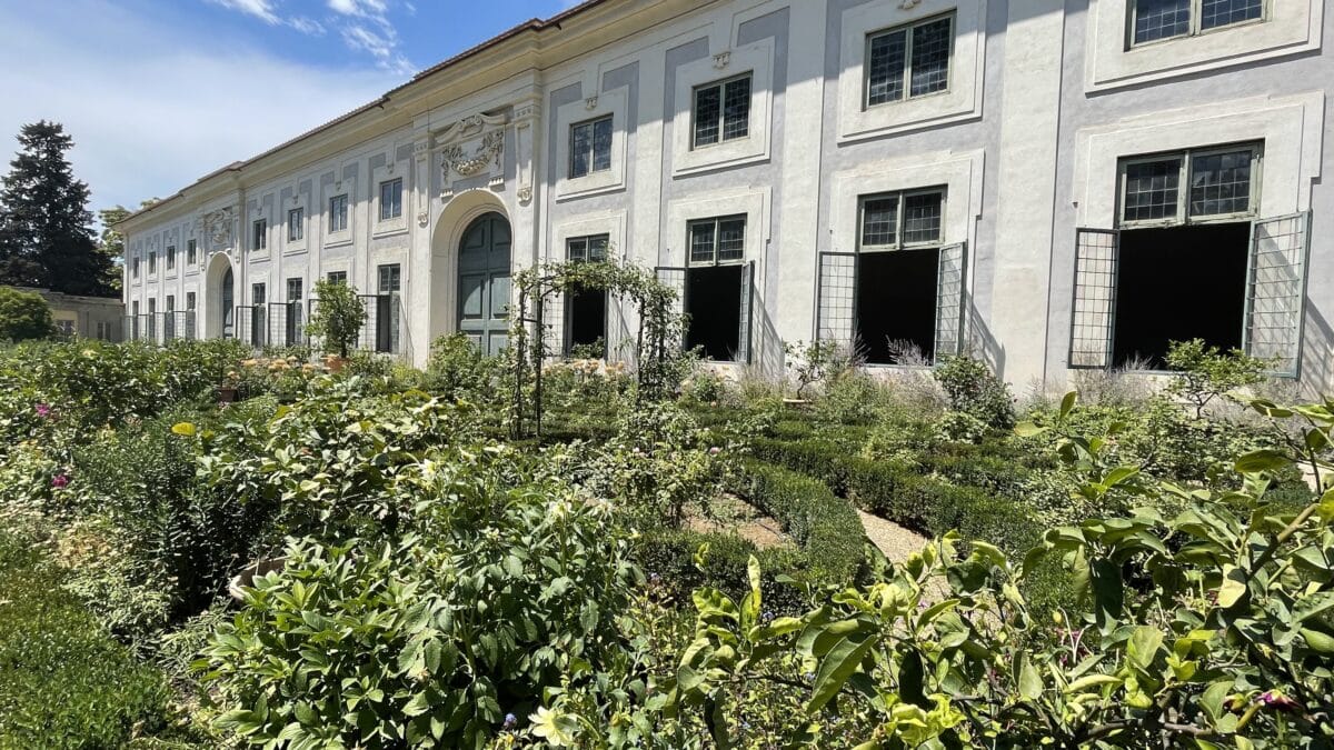 Zitronenhaus im Ein kleines Labyrinth im Boboli-Garten in Florenz mit Grünanlage im Vordergrund