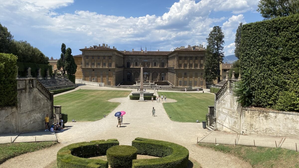 Frontsicht auf den Palazzo-Pitti im Boboli-Garten in Florenz, das Amphitheater davor