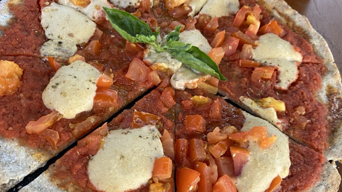 Eine rohvegane Pizza in Florenz von raw vegan firenze