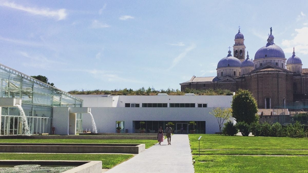 Gewächshäuser im Botanischen Garten von Padua mit Basilika im Hintergrund