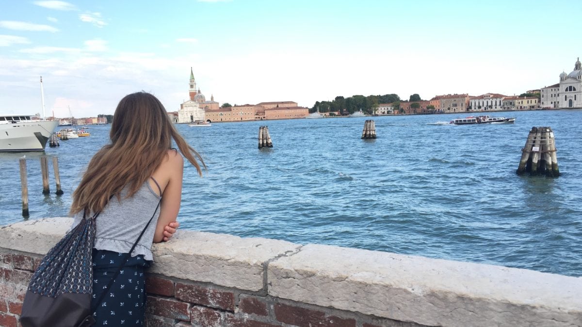 venedig-kaimauer-am-wasser