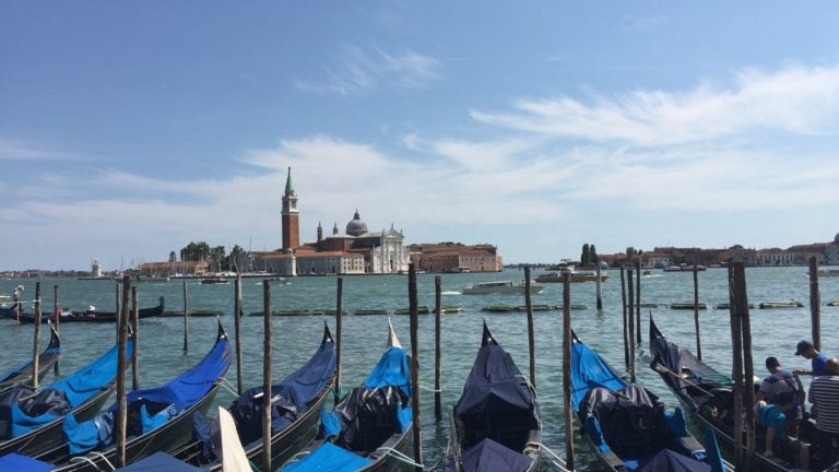 Boote auf dem Wasser in der Lagune von Venedig