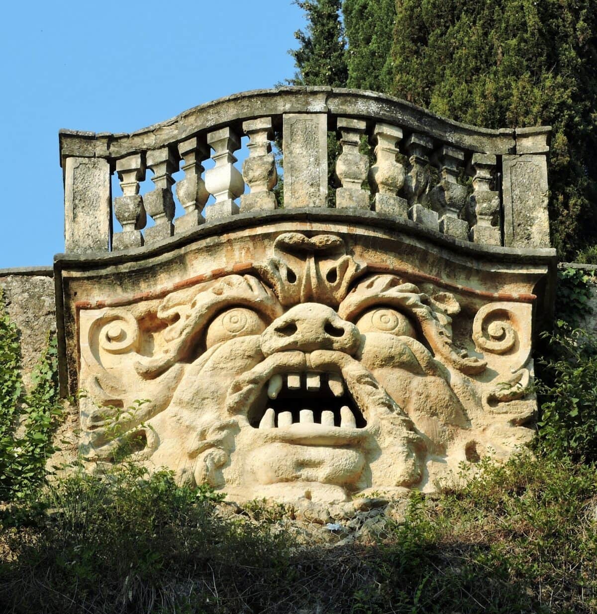 Die Maske Giardino Giusti in Verona sitzt am höchsten Aussichtspunkt und spuckte früher Feuer und Rauch