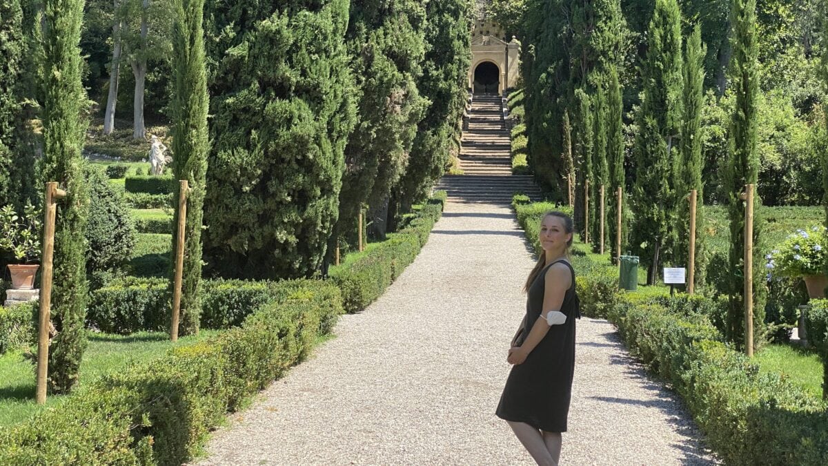 Die Zypressenallee bildet die zentrale Achse im Giardino Giusti. Julia geht entlang.