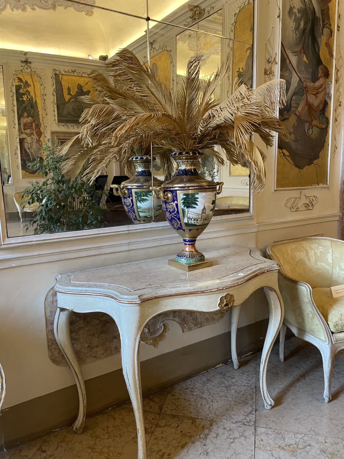 Ein Tischchen mit Vase und Federn im Palazzo des Giardino Giusti in Verona 