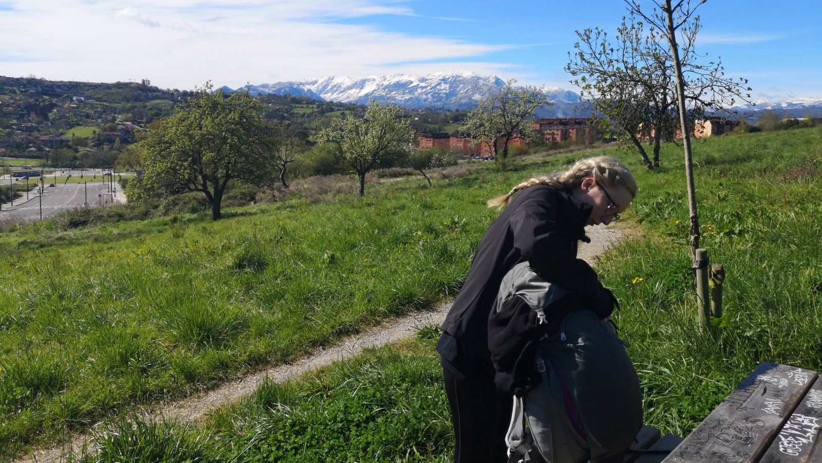 Esther macht Pause vor wunderschöner Kulisse auf dem Jakobsweg