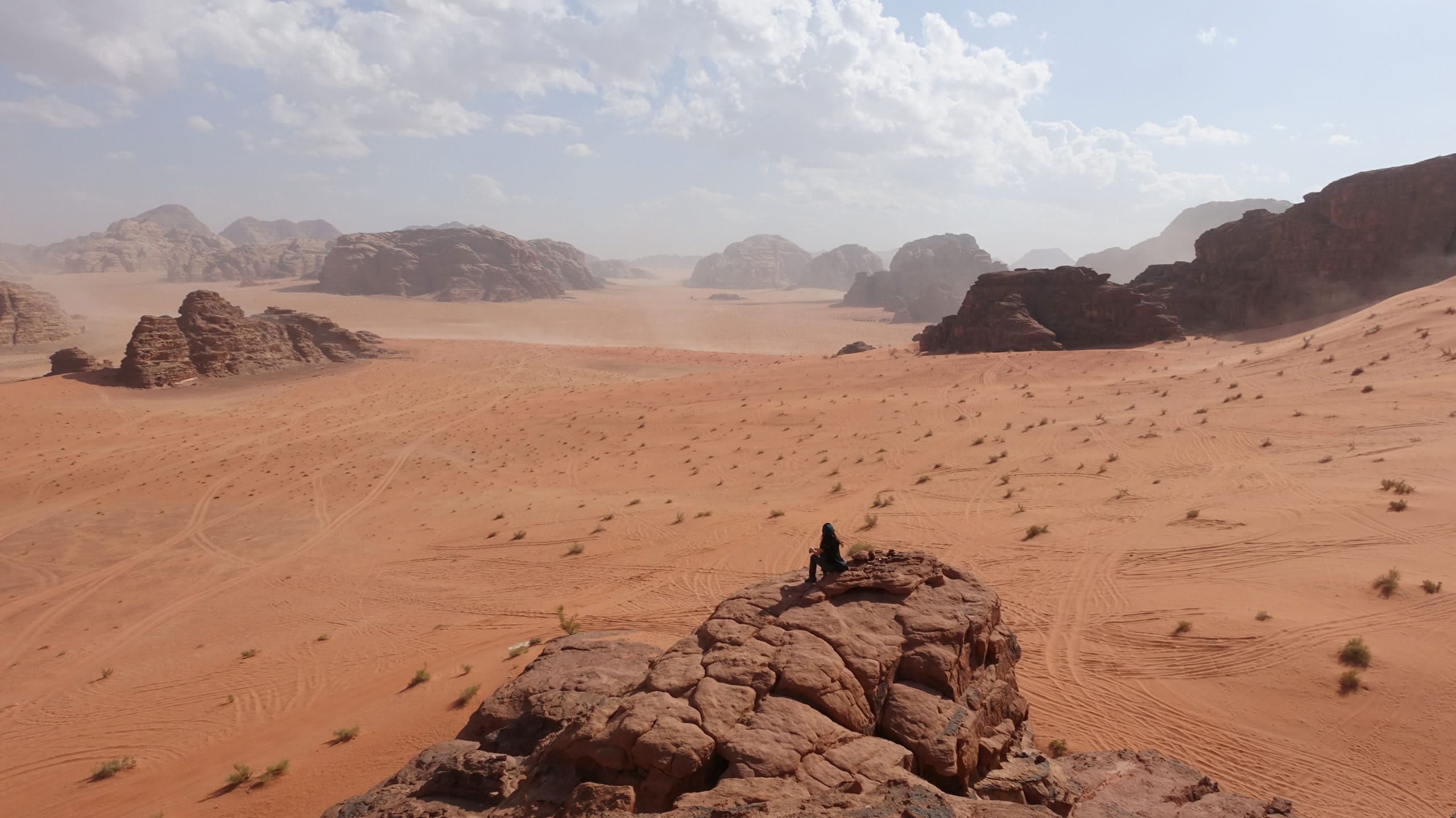 Ins Wadi Rum sollte man unbedingt ein Tuch für Haare und Gesicht mitnehmen, es wird dort extrem staubig bei der Fahrt auf der Ladefläche der Pickups!