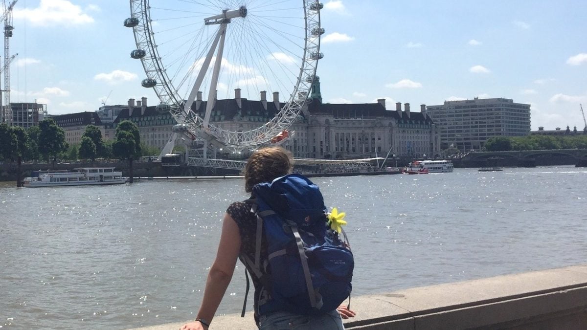 Julia mit Backpack am London Eye