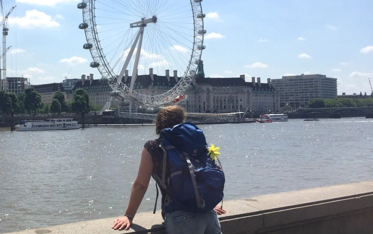 Julia mit Backpack am London Eye