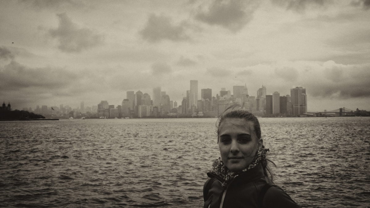 Julia vor Manhattan sepia