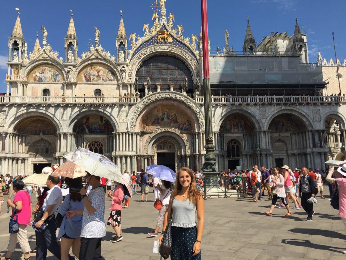 Julia in Venedig auf dem Markusplatz