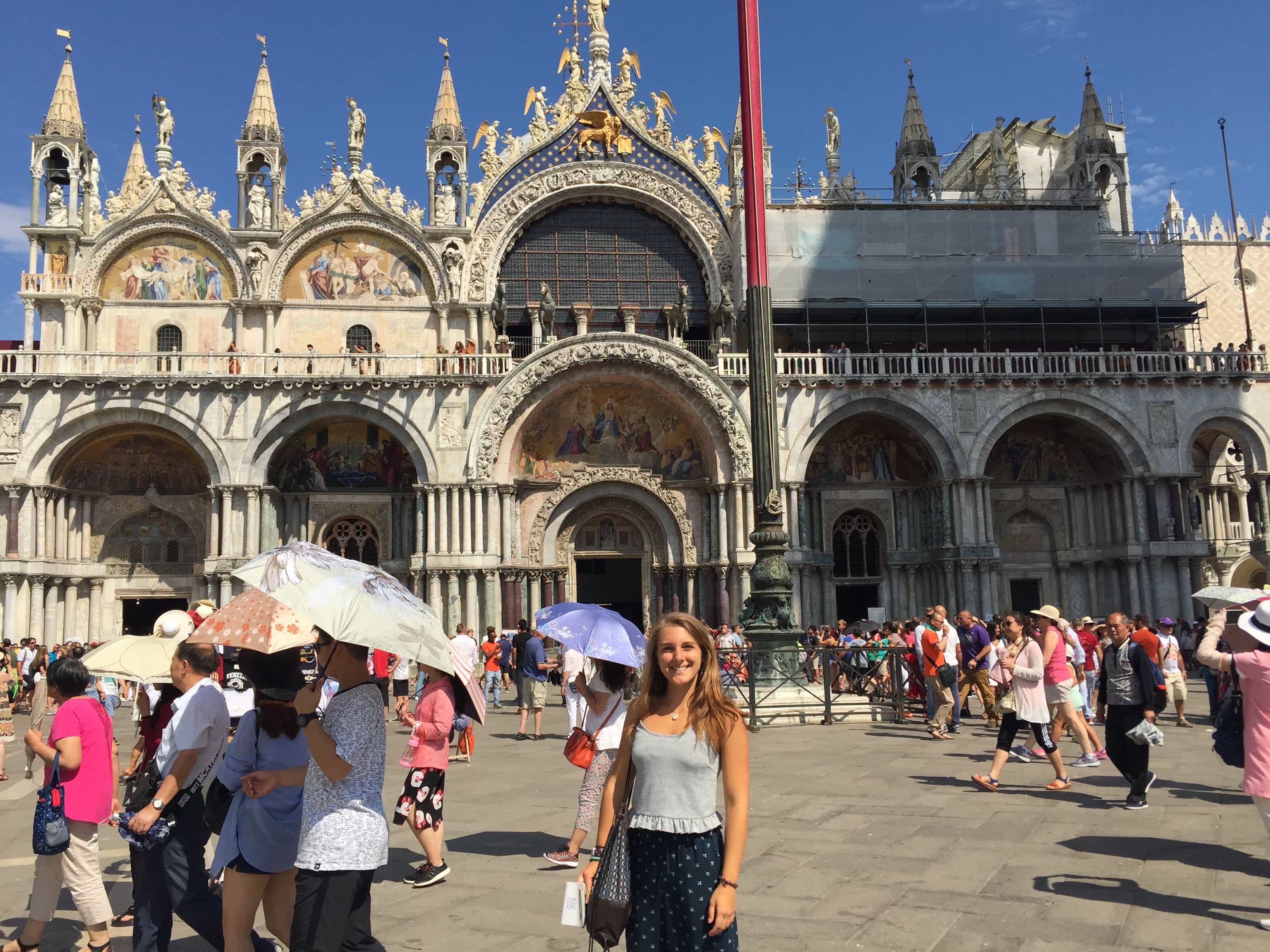 Julia in Venedig auf dem Markusplatz