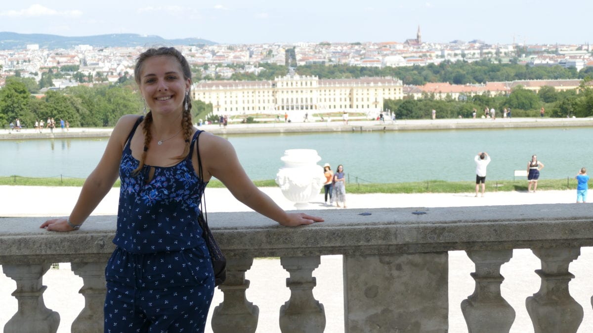 Julia bei Schloss Schönbrunn in Wien