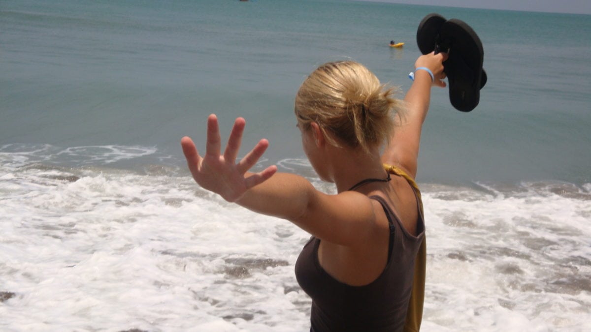 Julia am Strand mit Wellen