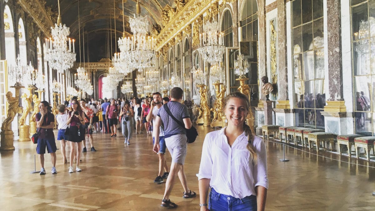 Julia im Spiegelsaal von Versailles