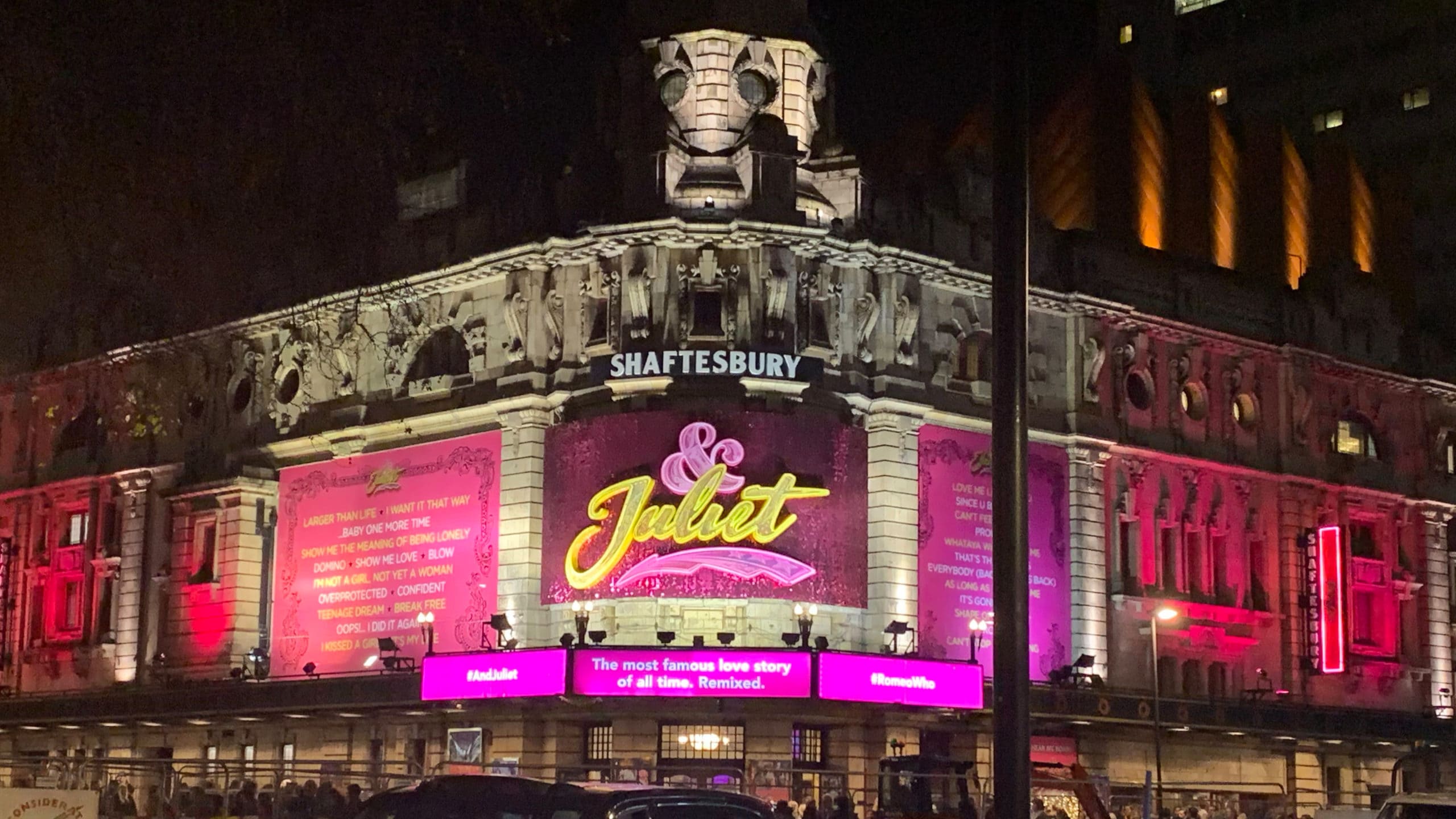 Im Shaftesbury Theatre in London läuft das Musical &juliet, den Soundtrack hört Julia rauf und runter.