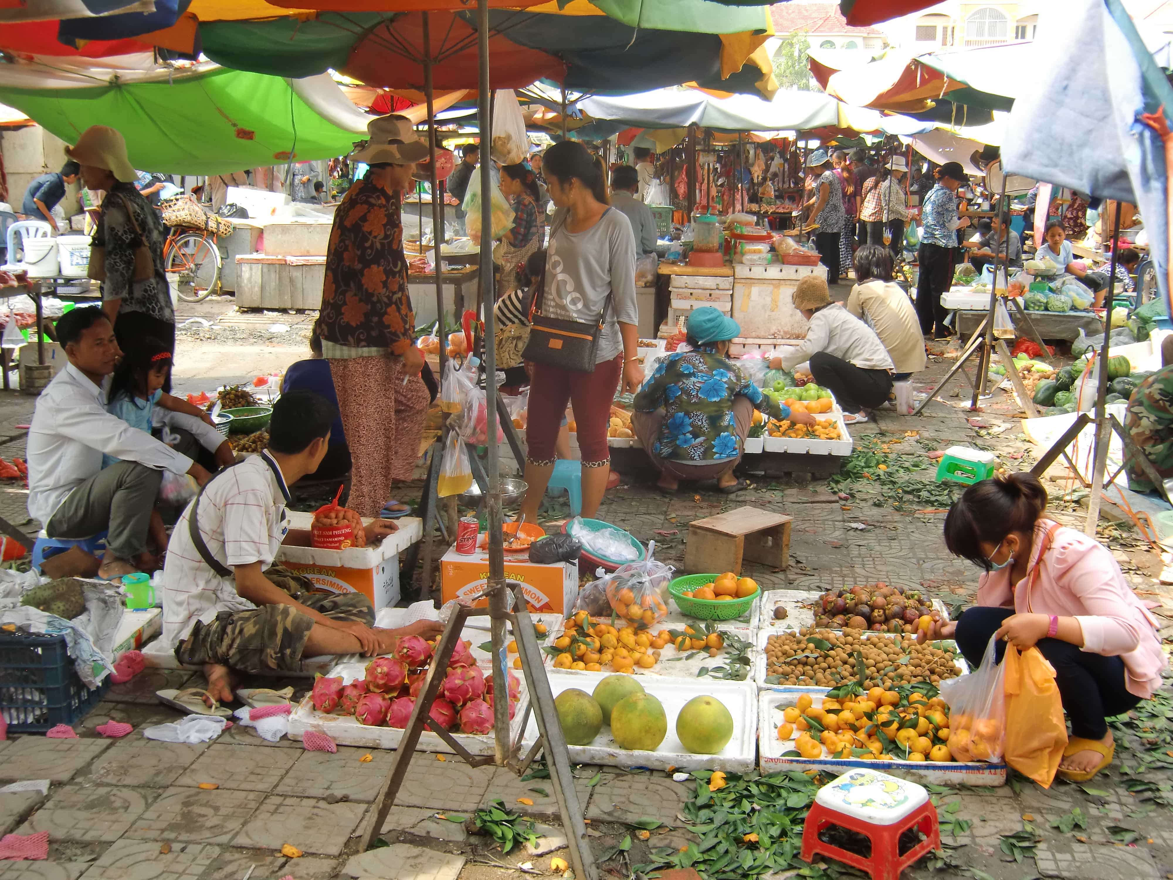 Ein Mann verkauft exotisches Obst auf dem Russian Market in Phnom Penh