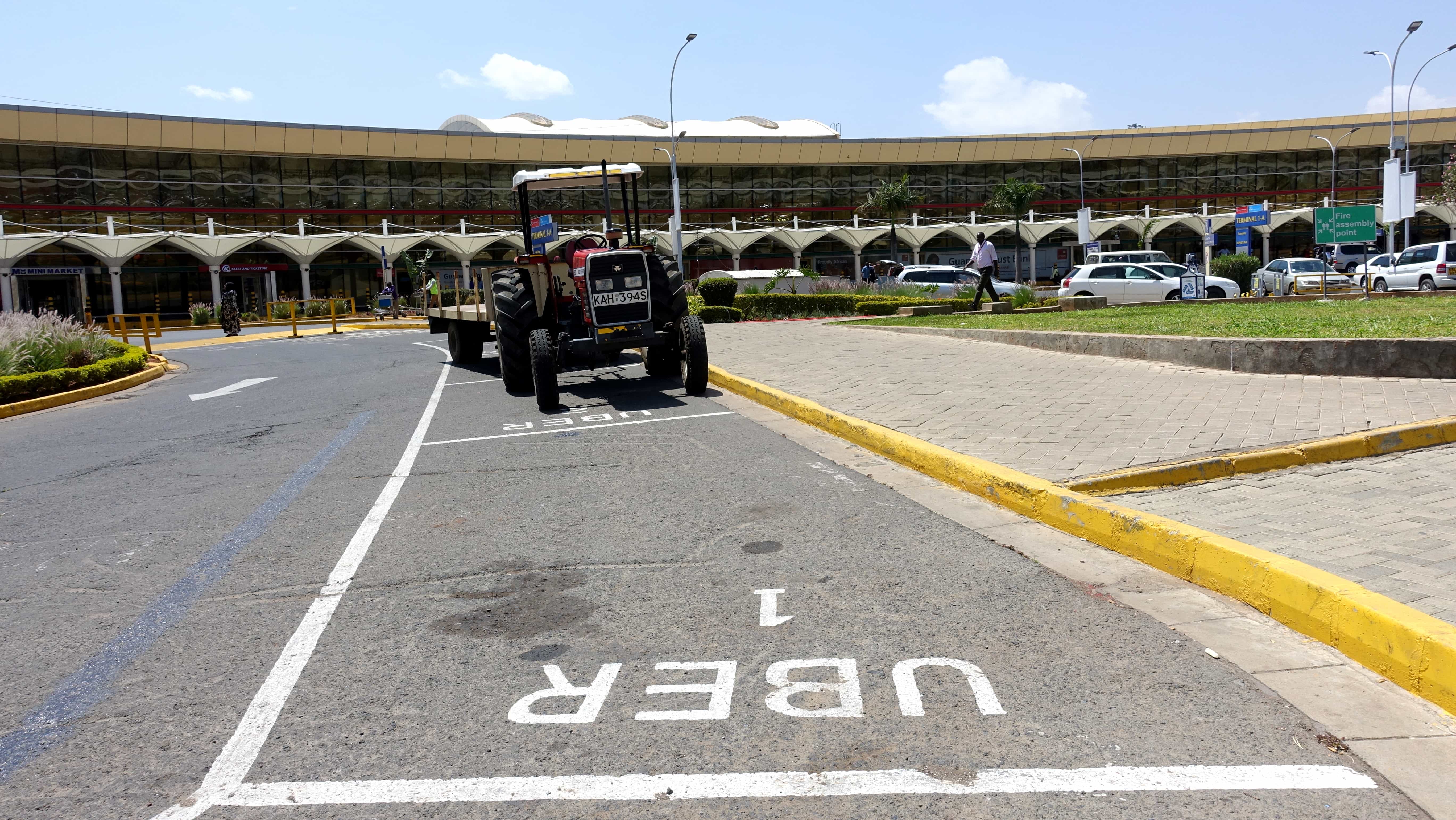 Uber vor dem Flughafen Nairobi in Kenia