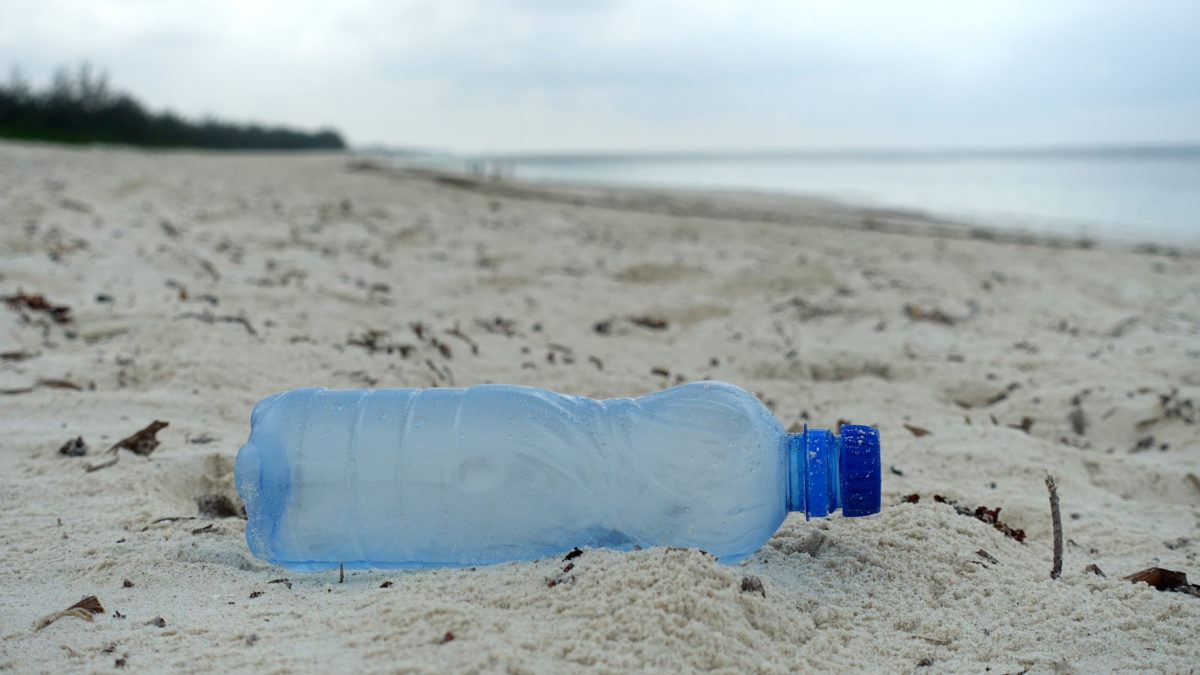 Plastikflasche am Strand von Watamu in Kenia Afrika