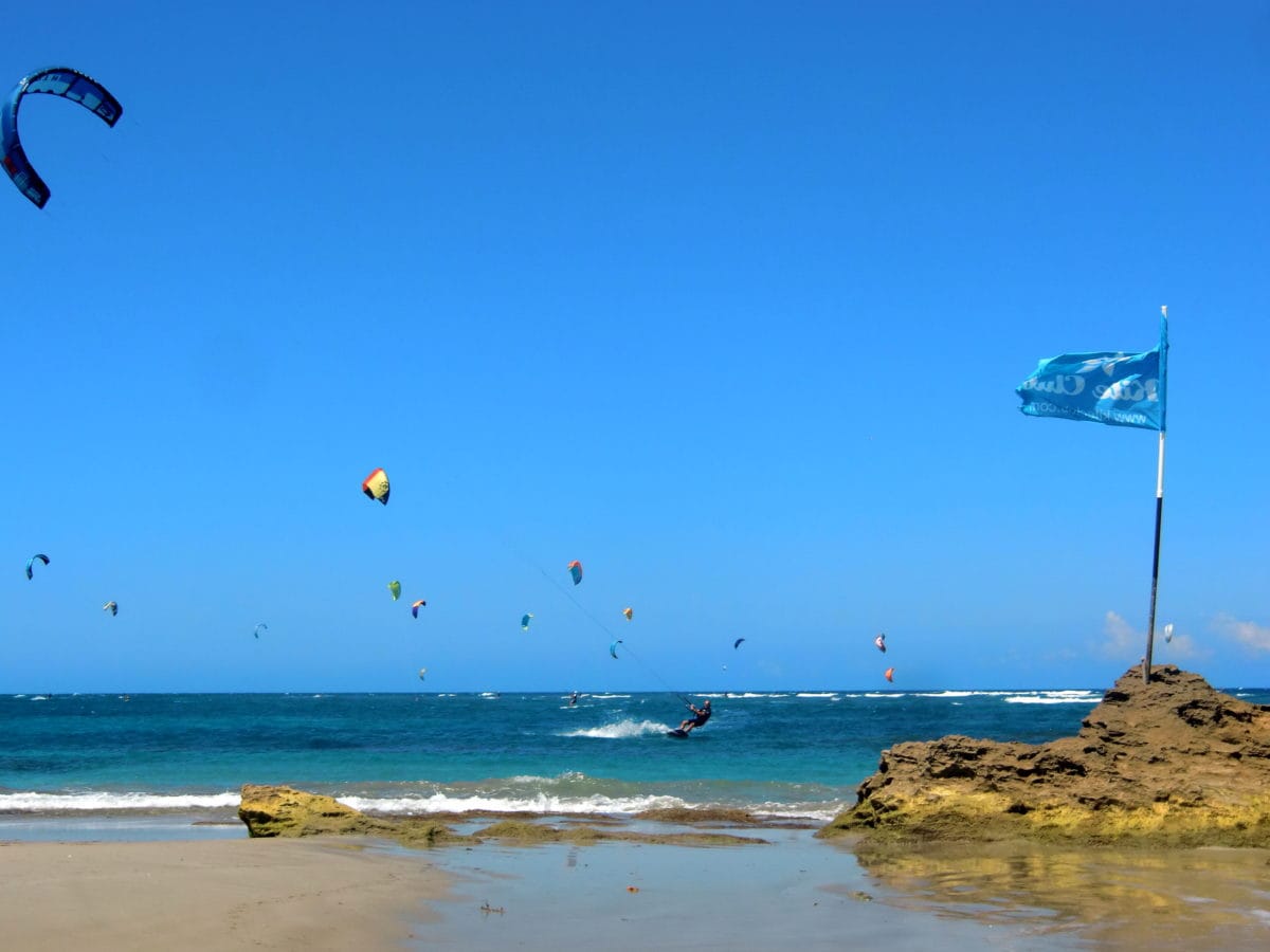 Kitesurfer am Kite Beach in Cabarete in der Dominikanischen Republik