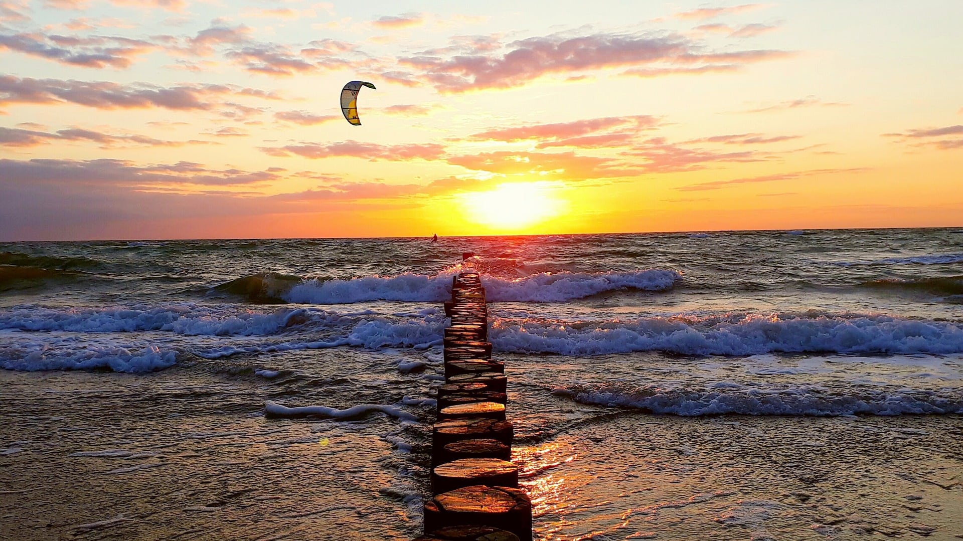 Kitesurfen vor Sonnuntergang