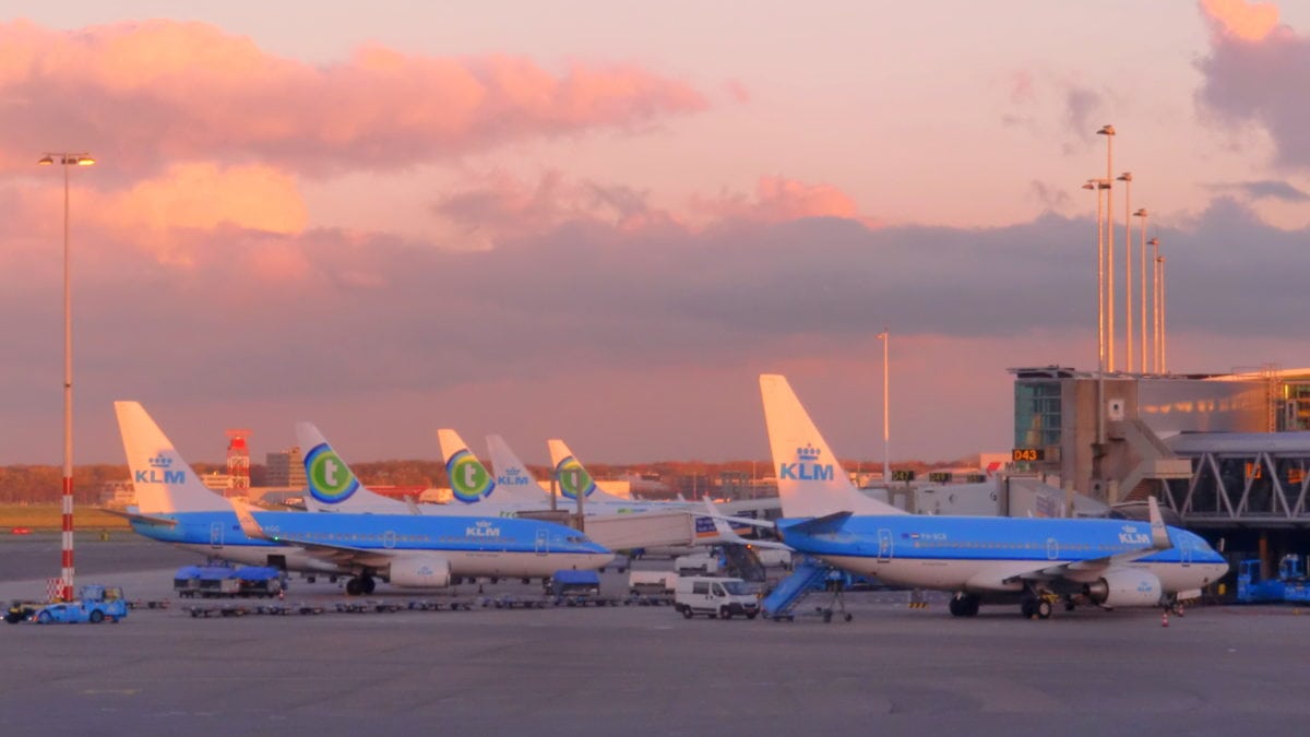 KLM-Flugzeuge im Sonnenuntergang am Flughafen Schiphol in Amsterdam