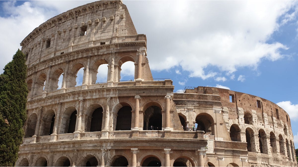 Frontalansicht des Kolosseum in Rom