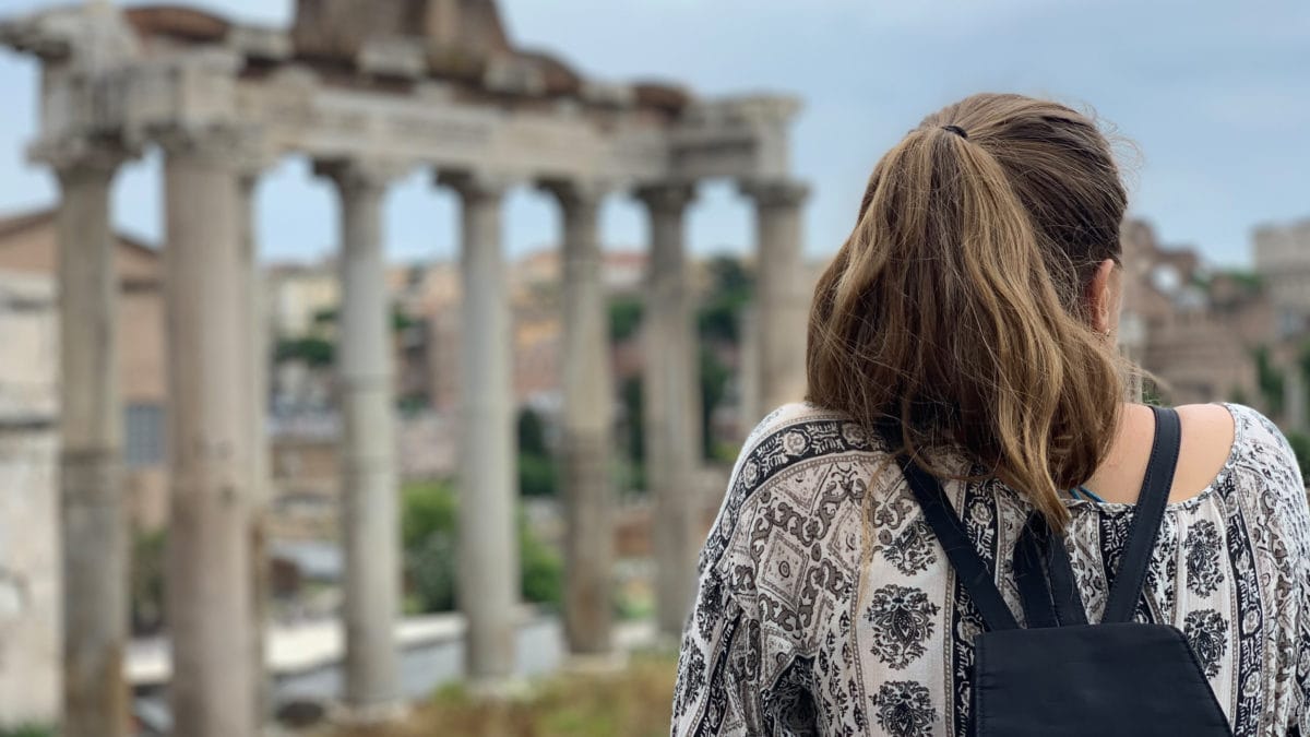 Julia von hinten vor der Kulisse des Forum Romanum in Rom