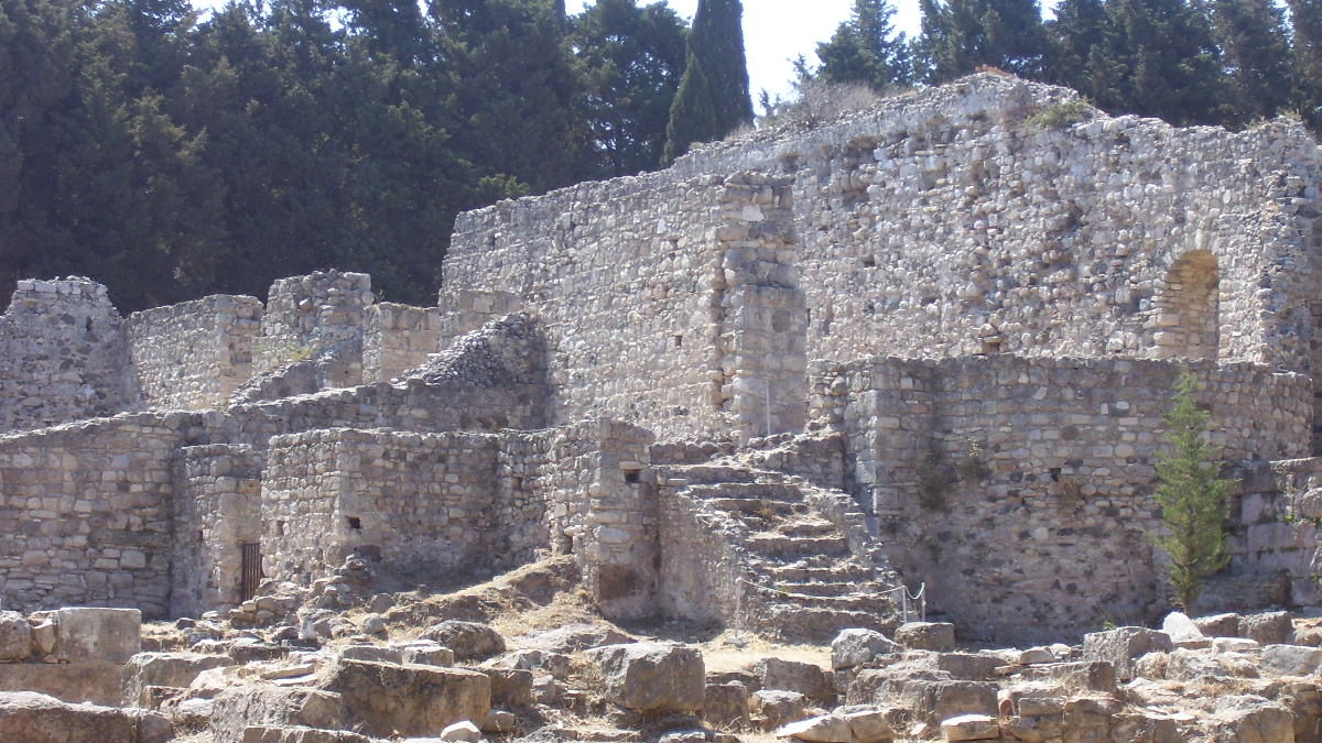 Das Asklepieion ist die bedeutendste Stätte von Kos und liegt auf einem immergrünen Hügel. In mehreren Terrassen angelegt und durch eine riesige Freitreppe verbunden, war das Heiligtum eine Mischung aus Behandlungsstätte, medizinischem Lehrinstitut, Bade- und Tempelanlage und anatomischem und pathologischem Museum.