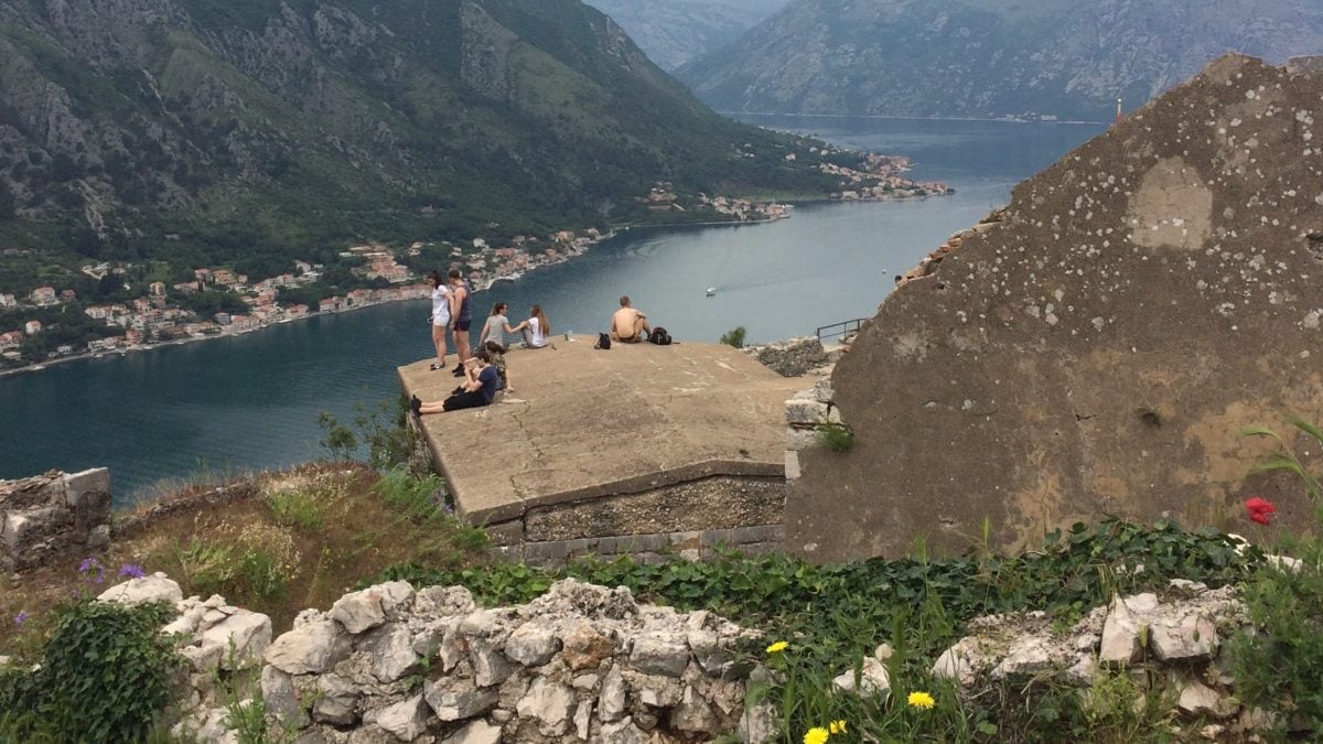 Jugendliche in der Bucht von Kotor