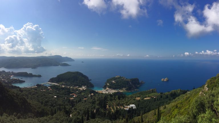 Ein Panorama vom Dorf Lakones auf Korfu in Griechenland